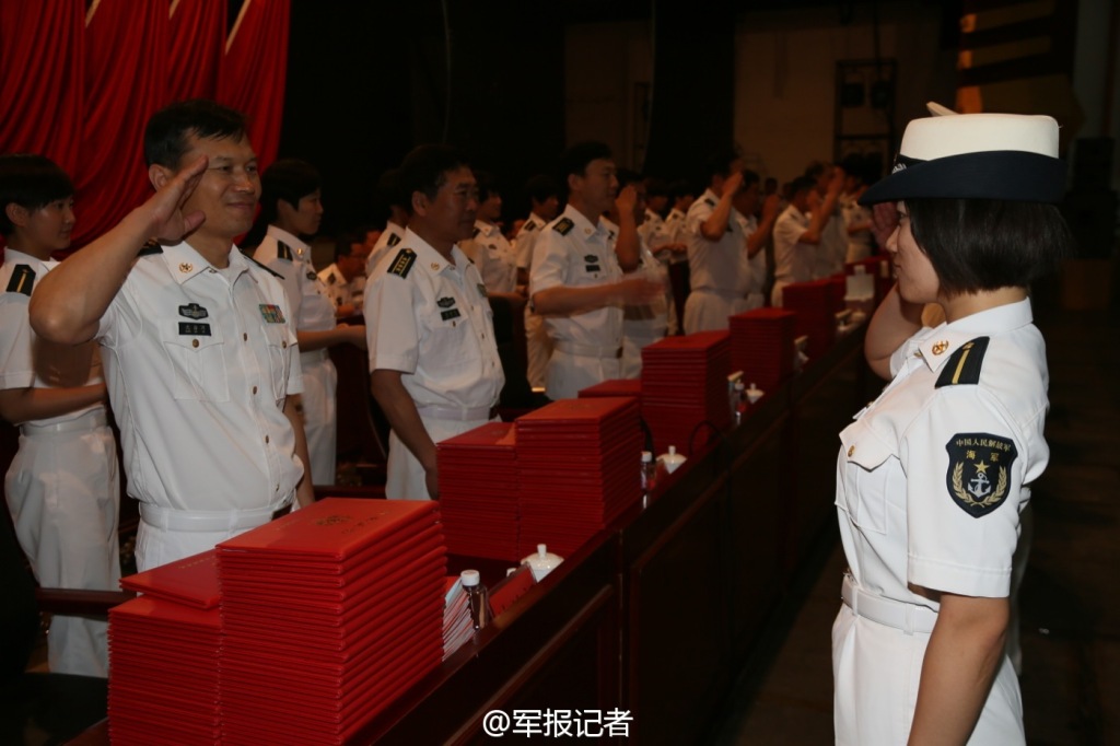 高清：海軍首批艦艇指揮專業女學員畢業獲發佩劍【3】