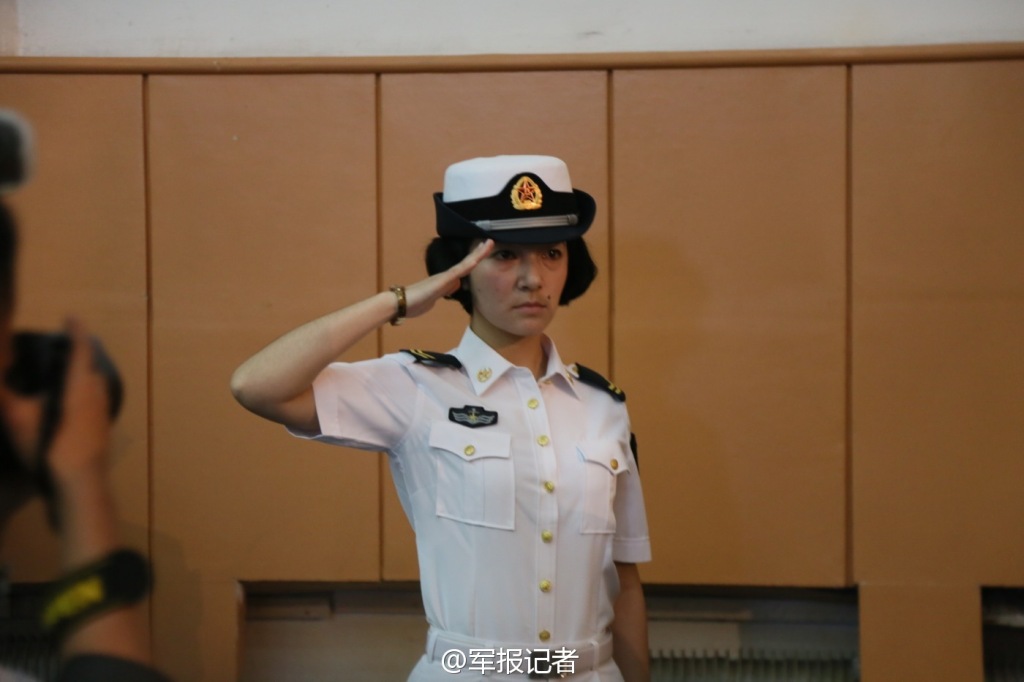 高清：海軍首批艦艇指揮專業女學員畢業獲發佩劍【5】