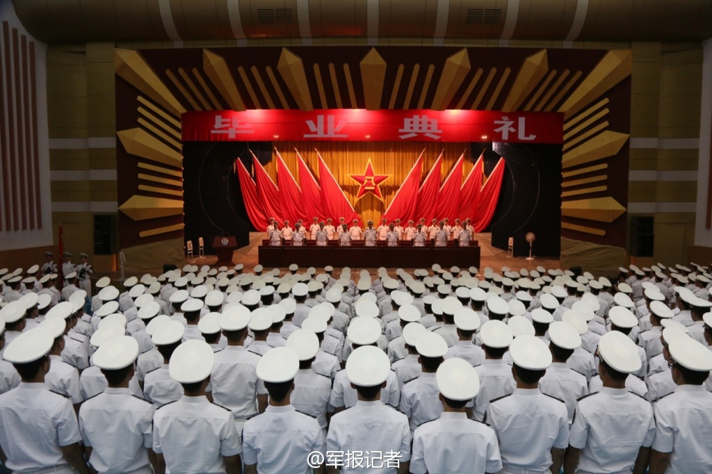 高清：海軍首批艦艇指揮專業女學員畢業獲發佩劍【6】