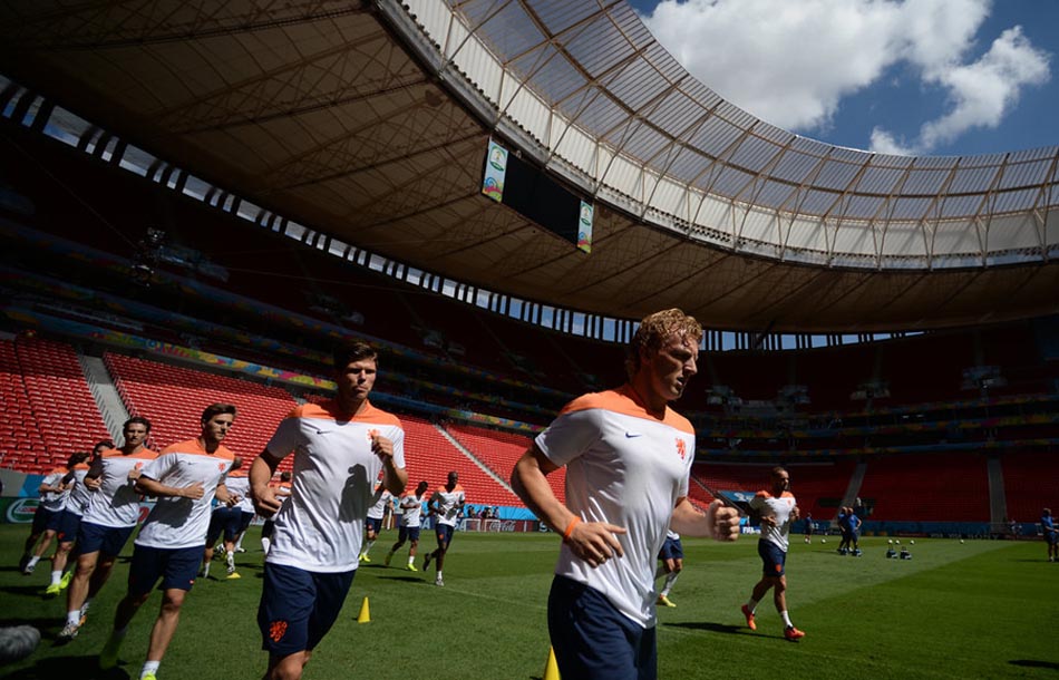 荷兰3-0巴西造打架冲突：大卫·路易斯心态崩溃内马尔绝望