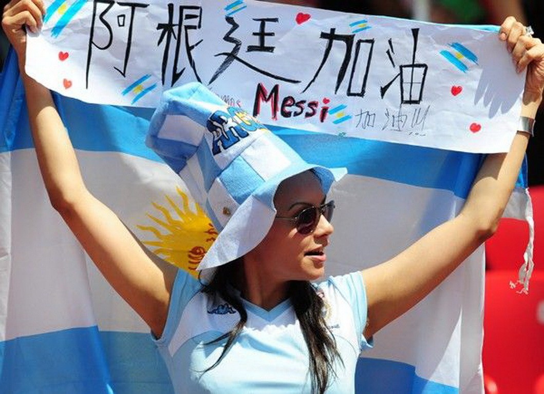 世界杯:内敛的阿根廷美女球迷 女球迷强抱巴蒂