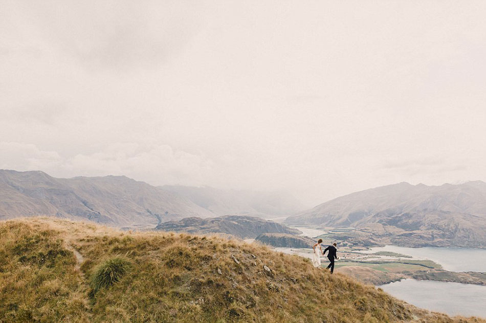 紐西蘭夫婦乘直升機山頂拍絕美婚照[組圖]