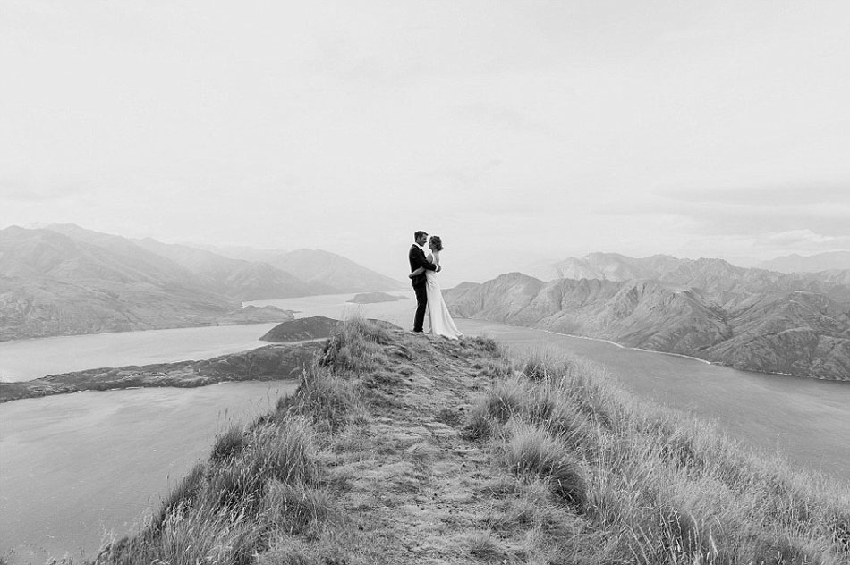 紐西蘭夫婦乘直升機山頂拍絕美婚照[組圖]