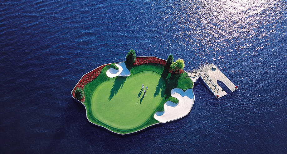 探访全球唯一能漂浮水中的高尔夫球场[组图]