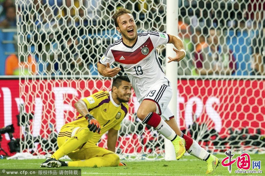 2014年7月13日，巴西裏約熱內盧，2014巴西世界盃決賽，德國隊替補上場的格策，加時賽中憑藉門前搶點鏟射得分，絕殺阿根廷隊。cfp