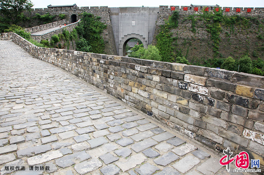 南京明城墙修筑于明朝，建于1366年到1386年，历时21年建成，是世界第一大城垣，由内向外形成了皇城、宫城、京城、外城等四重环套的格局。