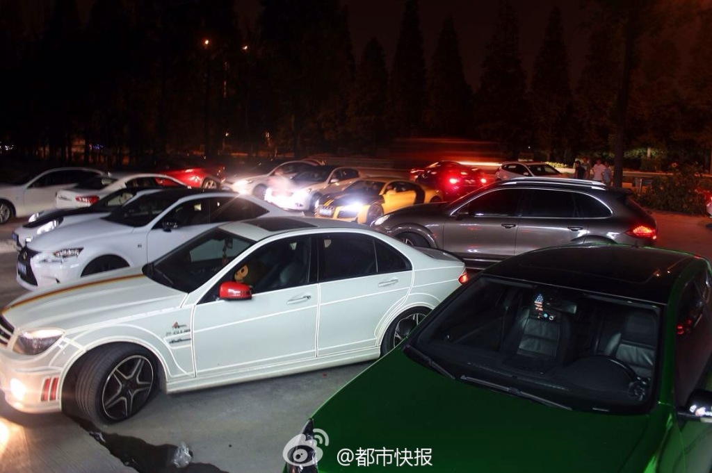 杭州30多輛超級跑車聚會狂飆