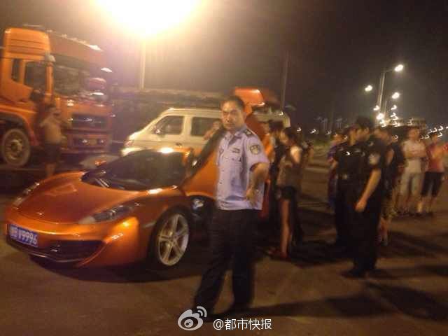 杭州30多輛超級跑車聚會狂飆