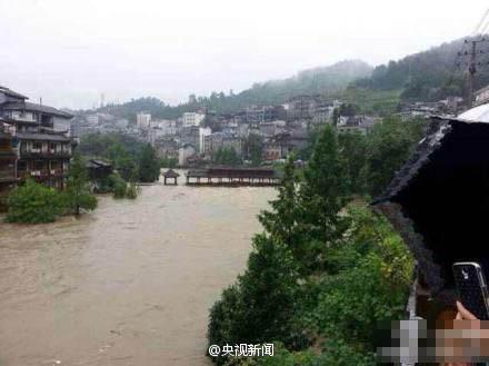 暴雨致凤凰古城现严重内涝 全城停电