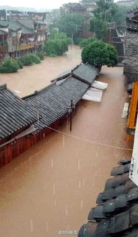 暴雨致凤凰古城现严重内涝 全城停电