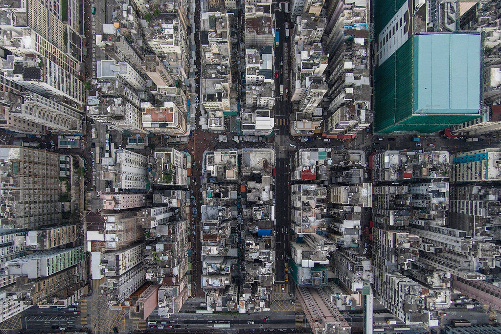 香港老居民楼密集的深水埗区航拍图.