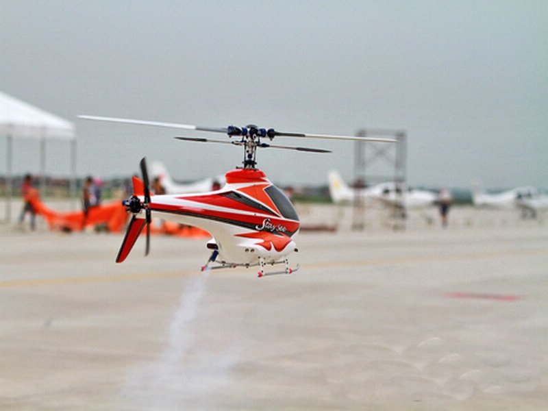 印度开挂遥控直升机 空中翻滚惊呆人