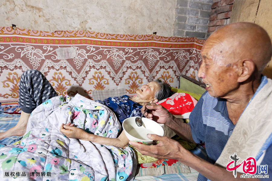  在病床上，躺著清瘦如柴、現年83歲的老伴任秀英。