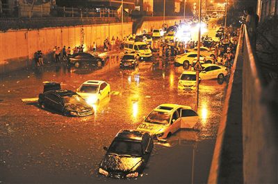 昨晚，田村鐵道橋下積水致18輛車被淹攝影/本報記者