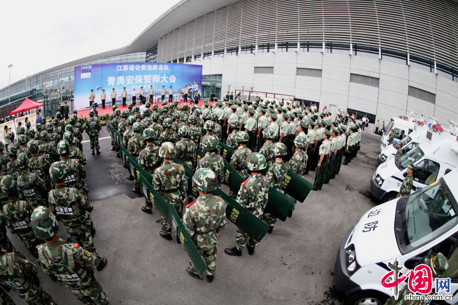 2014年7月16日，江苏边防总队官兵在南京禄口国际机场T2航站楼举行青奥安保誓师大会。 中国网图片库 章善玉摄影