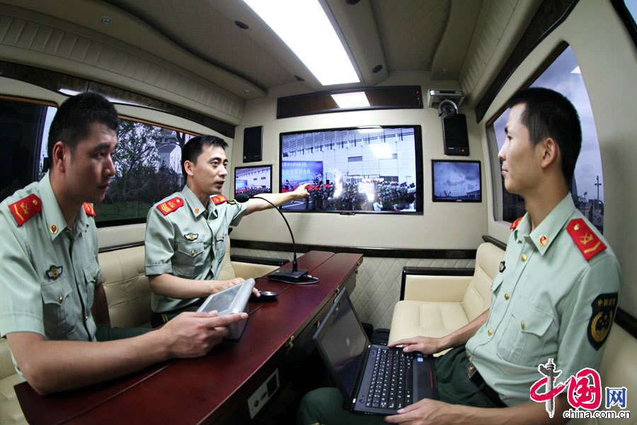 2014年7月16日，江苏边防总队通过“动中通”指挥车直播的形式，让基层官兵同步收看现场实况。 中国网图片库章善玉摄影