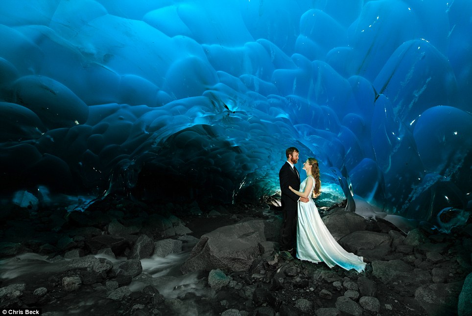 托和莎拉厄恩斯特在阿拉斯加朱诺决定让他们的婚照拍摄于一个国家的最惊人的冰洞穴，结果异常壮观。在绝美的图像中，明亮的蓝色冰形成的门，在他们的礼服和晚礼服后“微笑”。