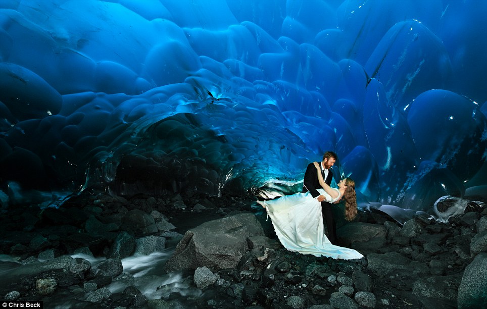 門登霍爾冰川冰的洞穴是一個12英里長，150英尺深的冰封區域。