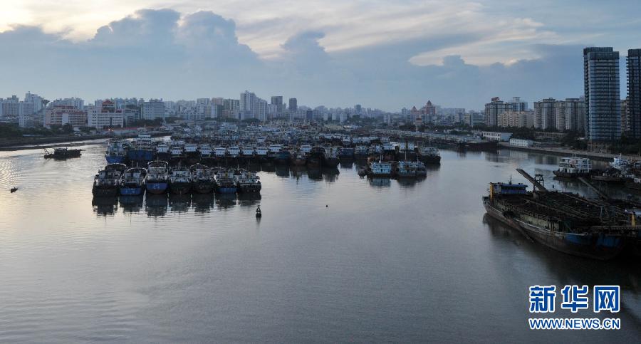 颱風“威馬遜”來襲 海南漁船回港避風