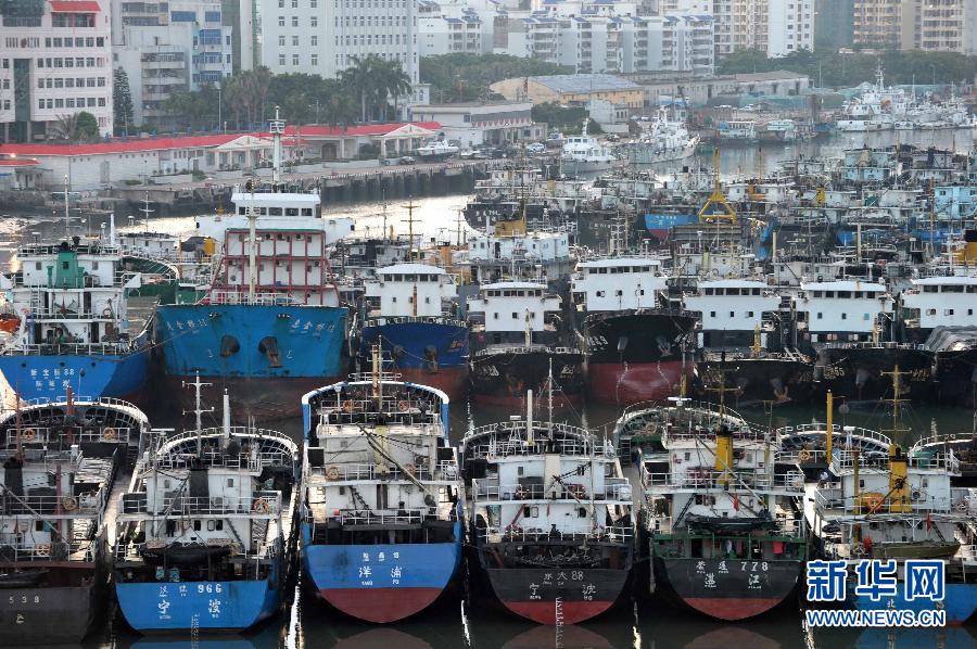 台风“威马逊”来袭 海南渔船回港避风
