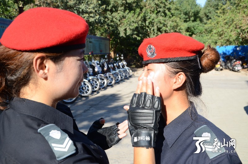 吐魯番首支美女巡邏隊(duì)45℃“火洲”綻放