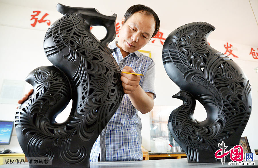 在河北省邯郸市馆陶县，一家陶艺企业的工人正在完善黑陶作品。