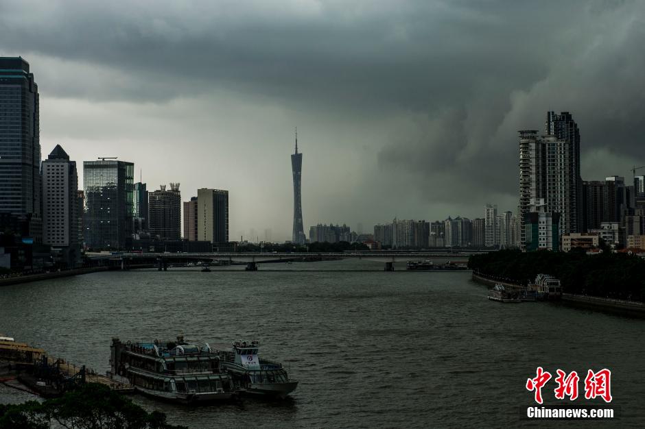 超強颱風逼近 廣州黑雲壓城