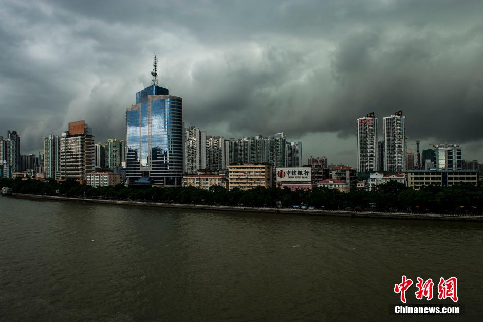 超強颱風逼近 廣州黑雲壓城