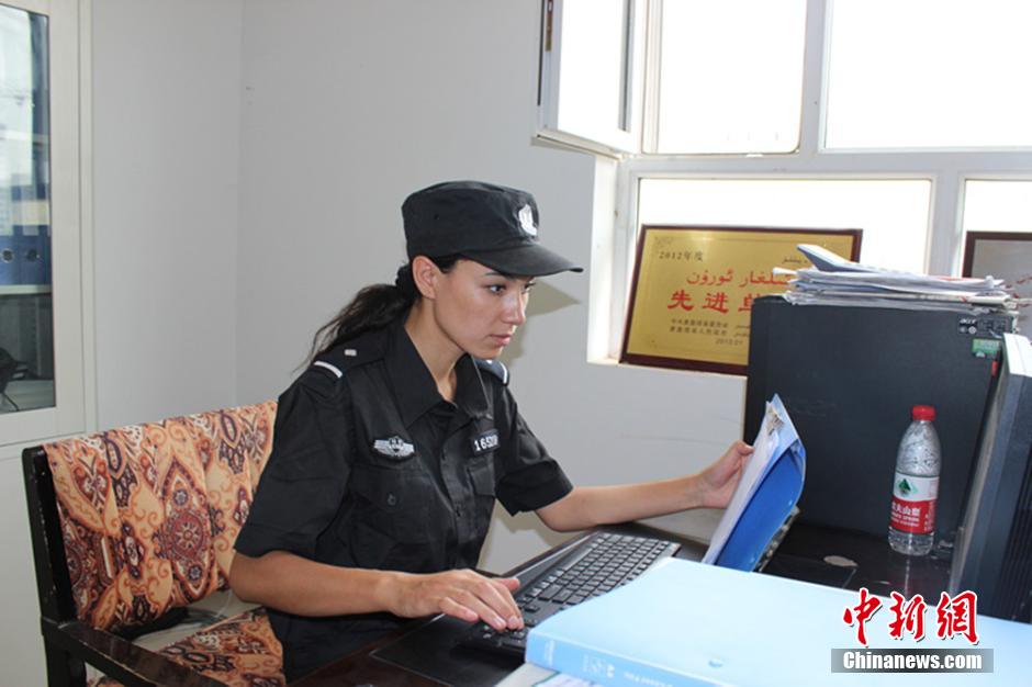 新疆喀什美女特警的一天