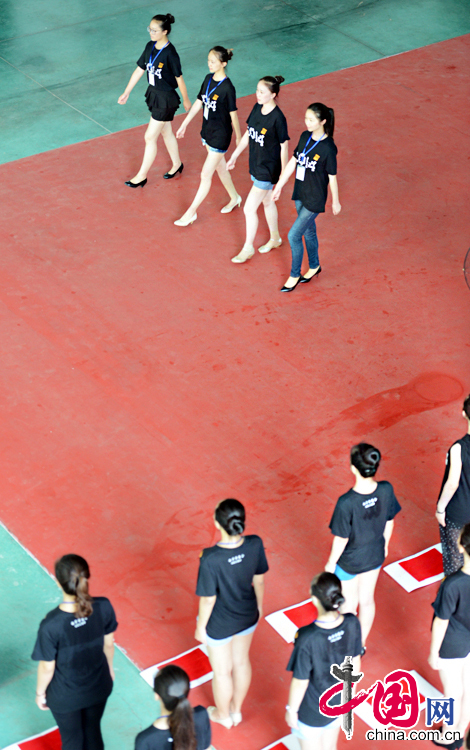 7月19日，青奥会礼仪志愿者在南京进行集训。 中国网图片库 李科摄影