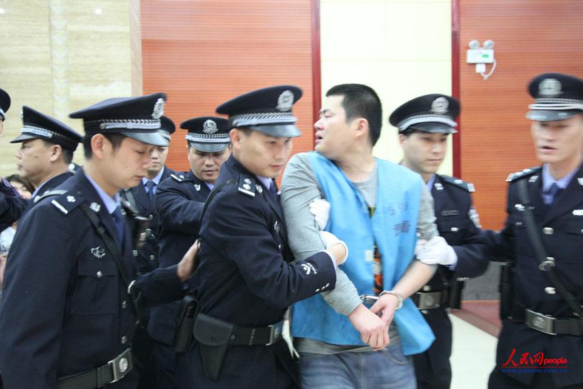 枪杀孕妇民警被执行死刑 会见家属时痛哭[组图]