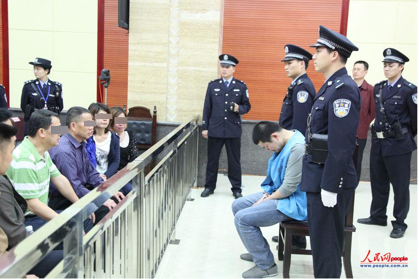 枪杀孕妇民警被执行死刑 会见家属时痛哭[组图]