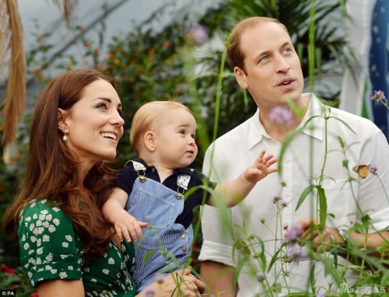 英国：乔治小王子满周岁 公布最新萌照