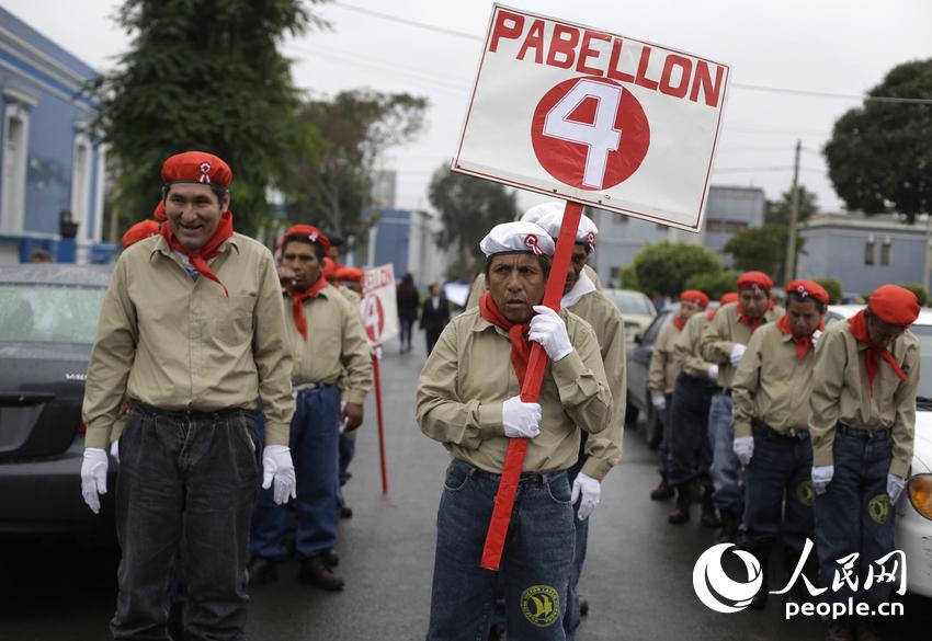 7月23日，秘鲁利马Larco Herrera精神病医院的病人在医院里举行“阅兵”，提前庆祝秘鲁国庆日。7月28日是秘鲁国庆日。 