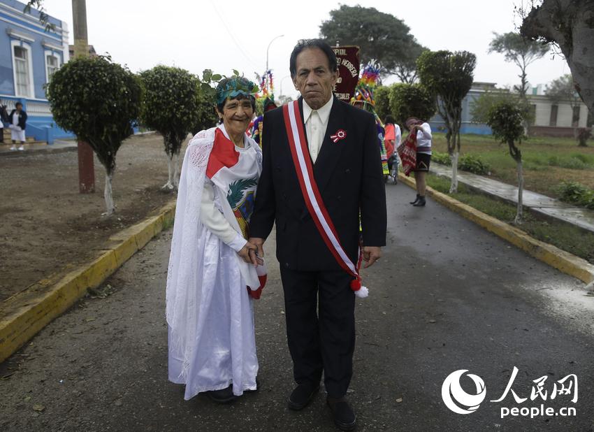 7月23日，秘鲁利马Larco Herrera精神病医院的病人在医院里举行“阅兵”，提前庆祝秘鲁国庆日。7月28日是秘鲁国庆日。 