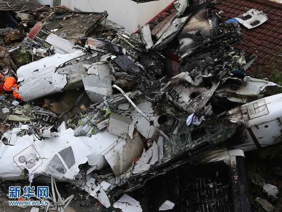 7月23日晚，台湾复兴航空一架从高雄飞往澎湖的GE222次航班紧急迫降时失事，造成重大人员伤亡。7月24日上午，台湾相关部门投入大批人力在事故现场，搜寻罹难者遗体，调查事故原因