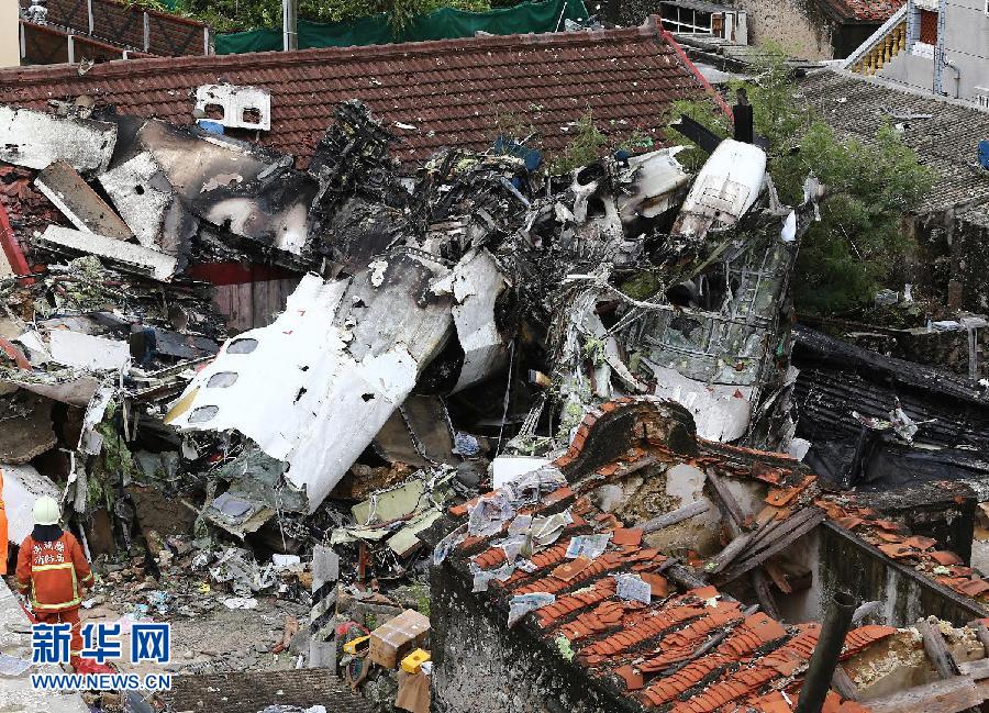 7月23日晚，台湾复兴航空一架从高雄飞往澎湖的GE222次航班紧急迫降时失事，造成重大人员伤亡。7月24日上午，台湾相关部门投入大批人力在事故现场，搜寻罹难者遗体，调查事故原因