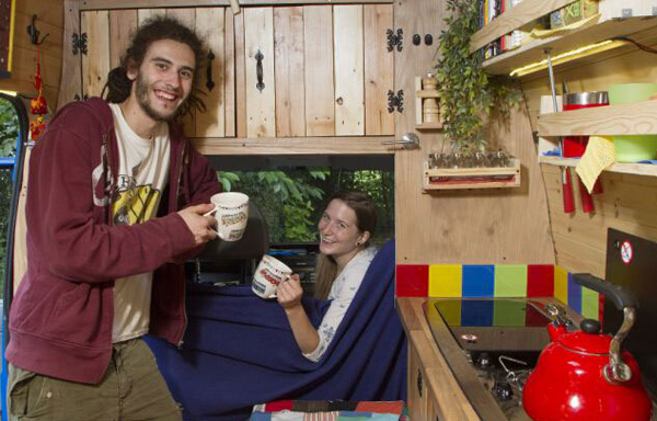 英情侣将旧车改造为房车欲游遍欧洲