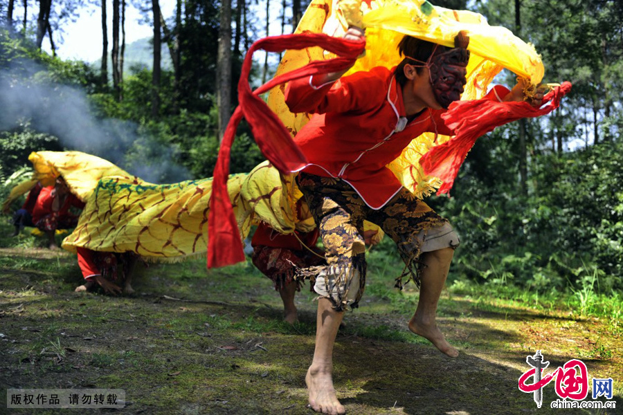 贵州开阳县长红村鲊坝塘寨的阳戏班子正在表演阳戏。