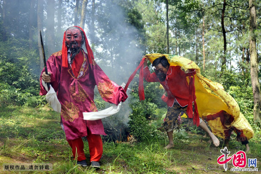 贵州开阳县长红村鲊坝塘寨的阳戏班子正在表演阳戏。