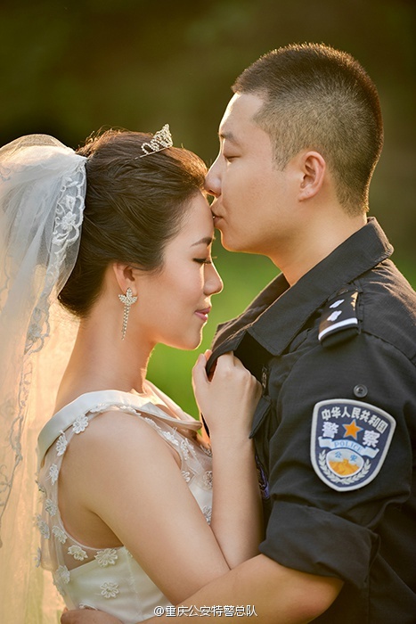 重慶特警婚紗照火爆網路 網友點讚送祝福[組圖]