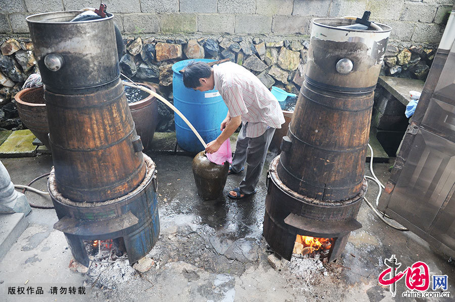  这种酿酒工艺被称为“土法”，是利用圆锥木桶、火炉、导酒管等组成酿酒桶，高粱、玉米、荞麦等粮食作为原料