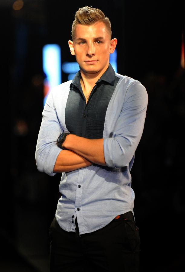 法国巴黎圣日耳曼队球员客串时装模特 T台秀