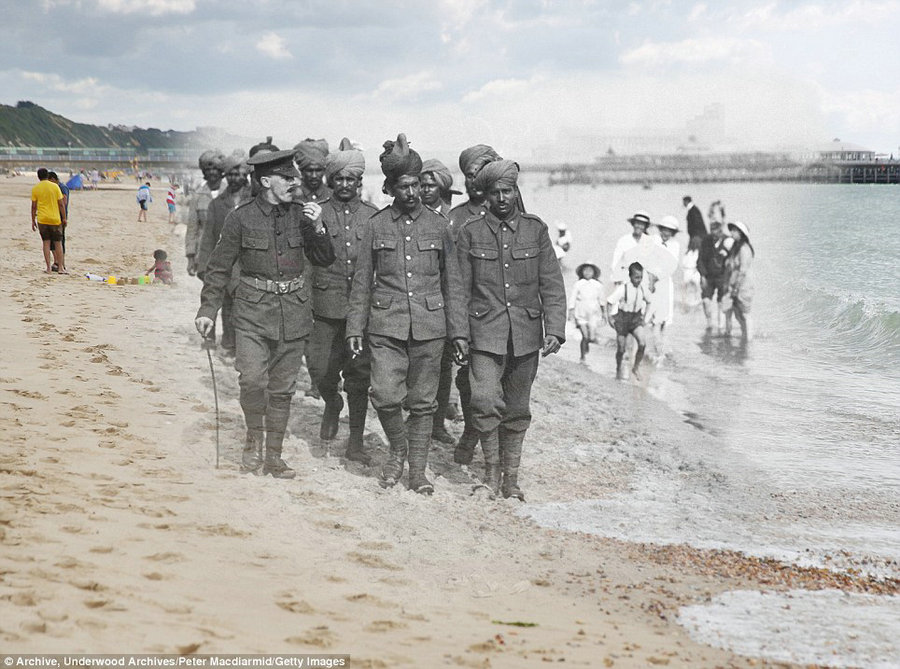 1917年，在弗蘭德斯伯恩茅斯海灘上的印度士兵。