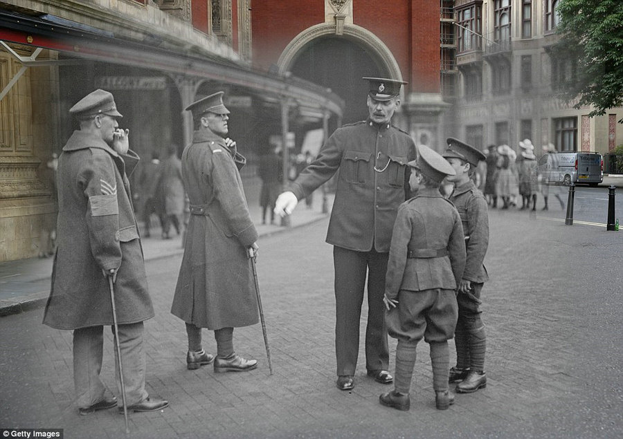 1918年，倫敦皇家阿爾伯特音樂廳受傷的士兵和學員。