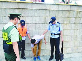 男子<em>忘记女友生日</em>遭分手 跳海被救后仍要跳_ 