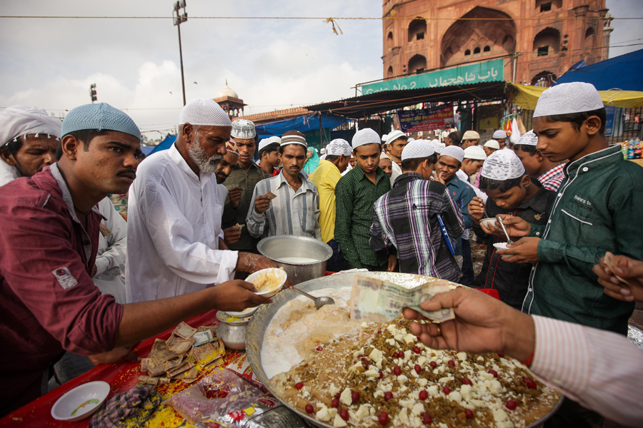 7月29日，穆斯林在印度老德里的市场上购买甜点。当日，印度穆斯林参加礼拜、享用美食，迎接开斋节。新华社记者郑焕松摄