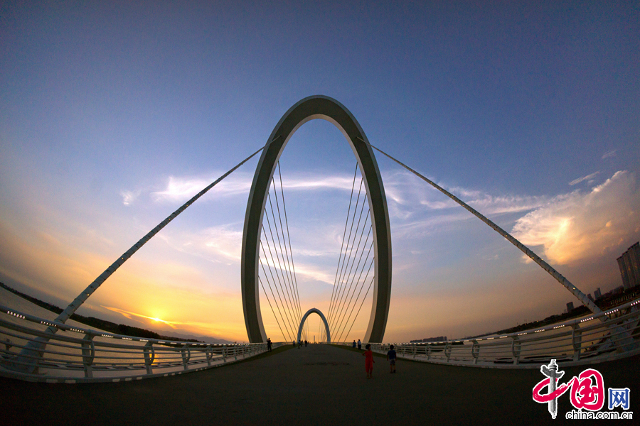 青奥村步行桥“南京眼”在夕阳下十分迷人