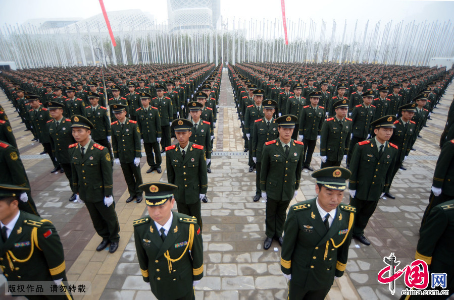 7月29日，武警江苏总队在南京青奥村中心广场举行青奥安保任务宣誓活动。