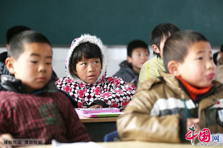 在清凉小学一年级的课堂上，一名小学生全神贯注的在听课。